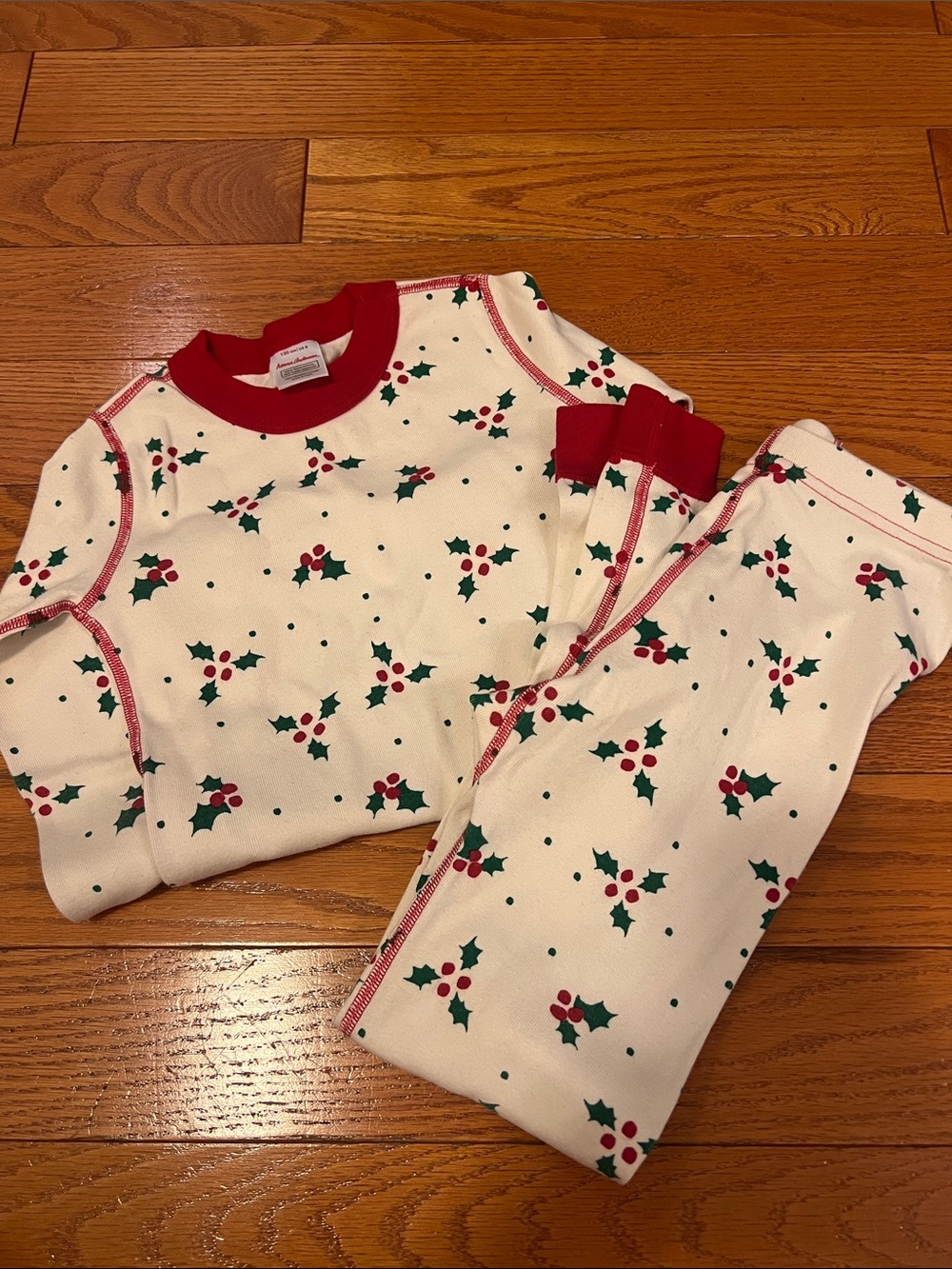 Hanna Andersson Cream Holiday Holly Pajama Set with Red Trim